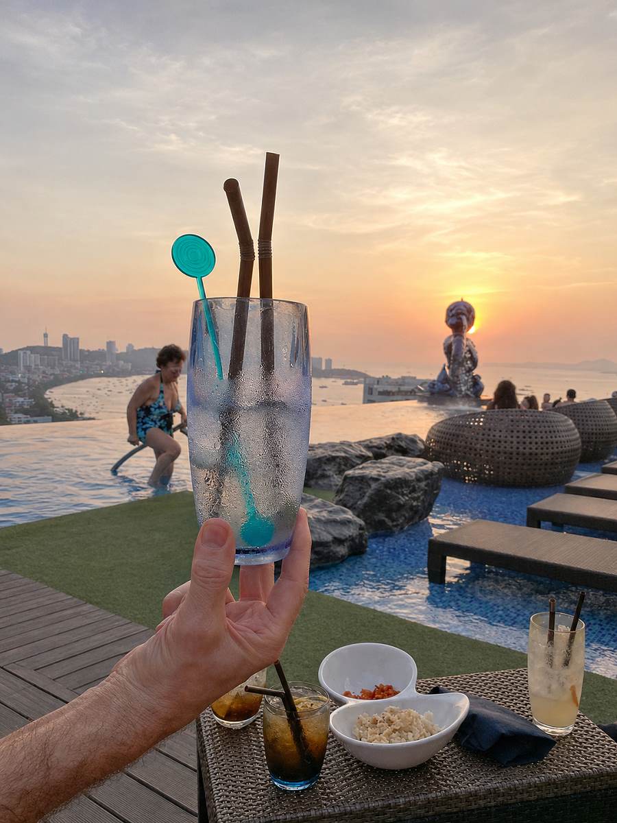 Cocktail beim Sonnenuntergang in der Skybar Summer Club Pattaya