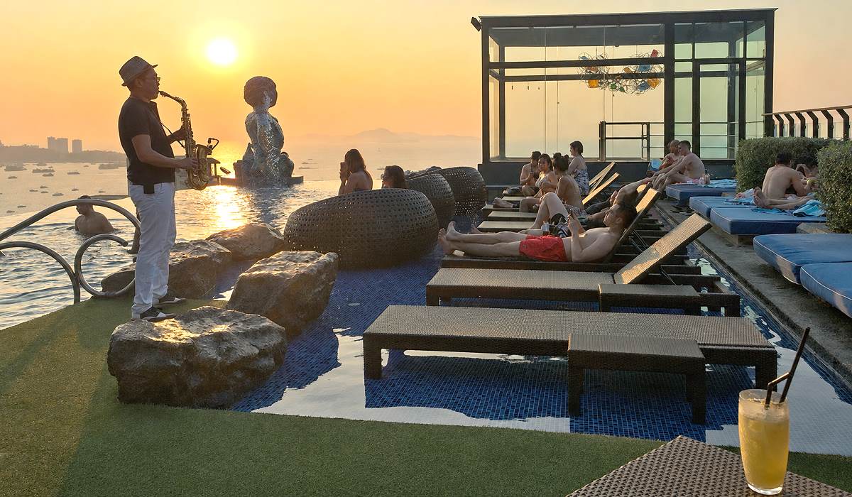 Saxofonspieler beim Sonnenuntergang in der Skybar Summer Club Pattaya
