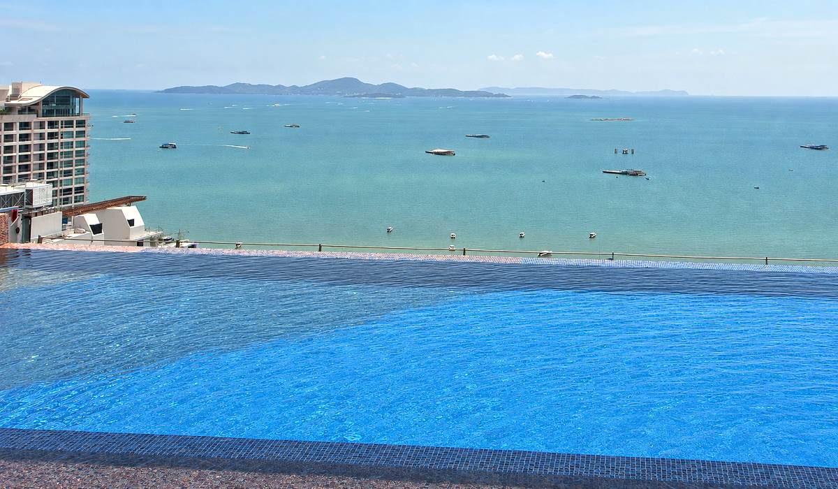 Infinitypool der Skybar Summer Club mit Blick auf die Bucht und Inseln vor Pattaya