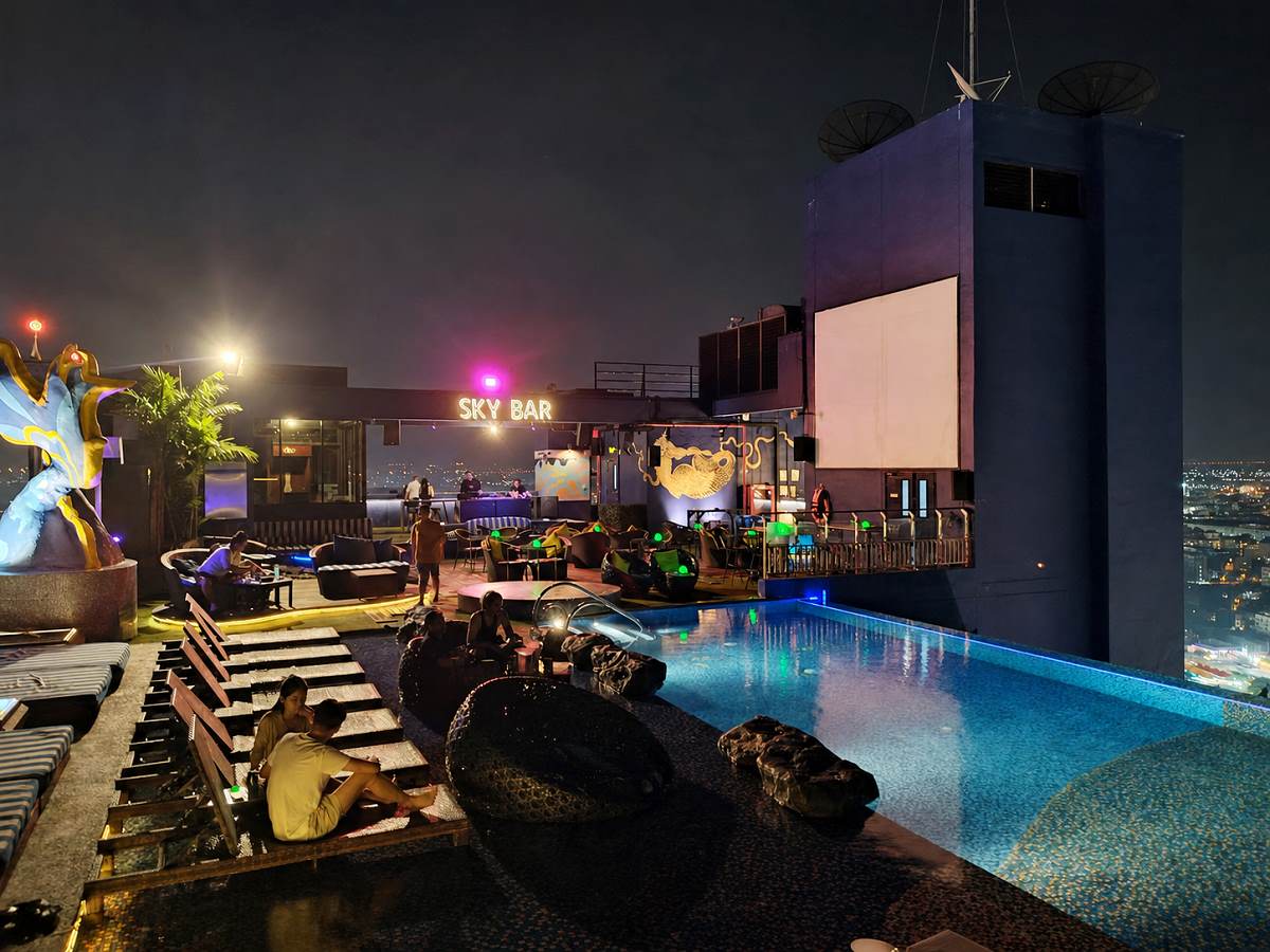 Skybar Summer Club Pattaya mit beleuchtetem Dachpool bei Nacht