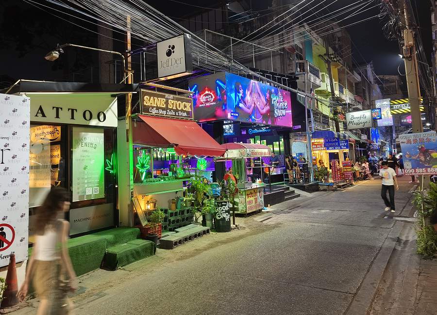 Soi 7 Pattaya am Abend – belebte Straße im Stadtzentrum