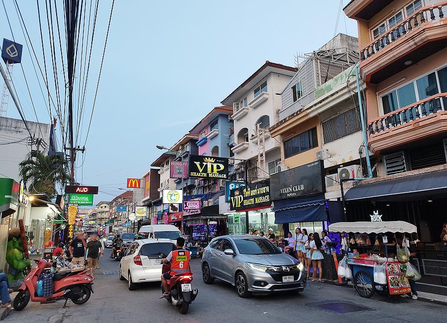 Soi Buakhao Pattaya am frühen Abend mit Bars und Restaurants