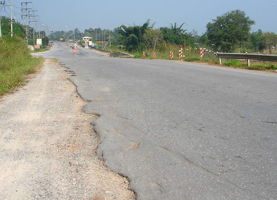 straßenrandbefestigung nebenstraße in Thailand
