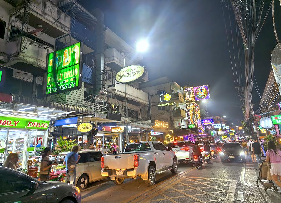 Abendlicher Verkehr in der Soi Buakhao Pattaya