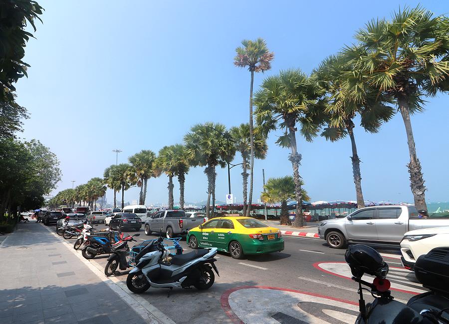 Mittagsverkehr auf der Beach Road in Pattaya
