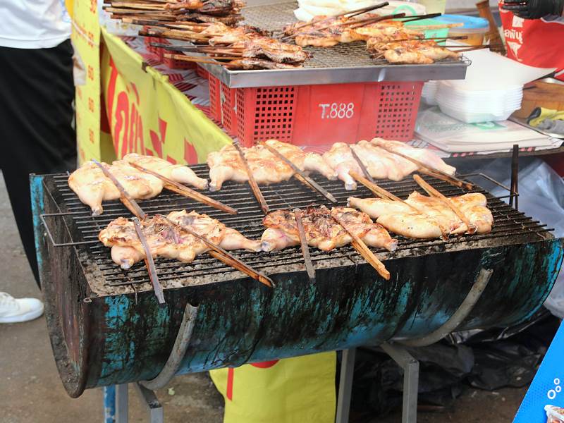 Gegrilltes Hähnchen an einem Streetfood-Stand in Chanthaburi