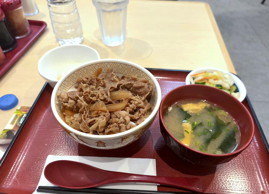 Gyudon Set mit Gemüse bei Sukiya Thailand