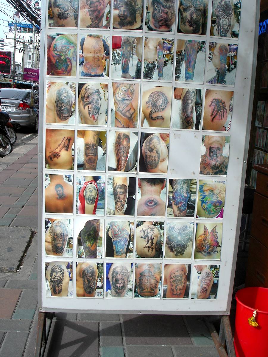 Ausgestellte Tattoo-Motive vor einem Tattoo-Studio in Pattaya