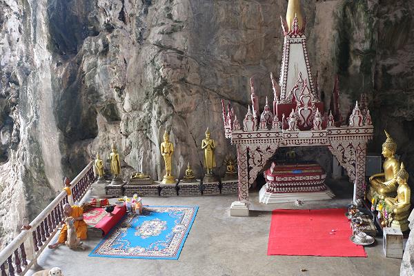 Wat Tham Khao Chakan