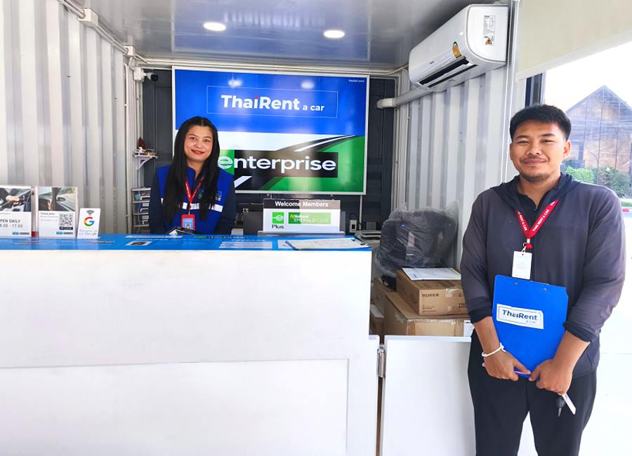 Thai Rent A Car Büro in Pattaya bei der Übernahme des Toyota Yaris