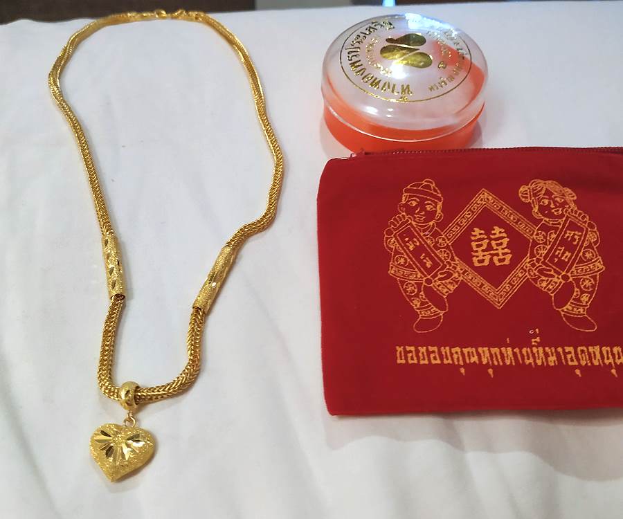 Thailändische Goldkette mit Herzanhänger in einem Goldladen