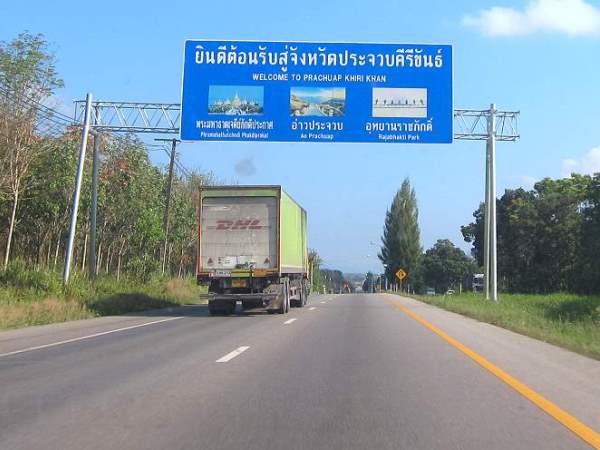 Straßenqualität in Thailand mit gut asphaltierter Fahrbahn