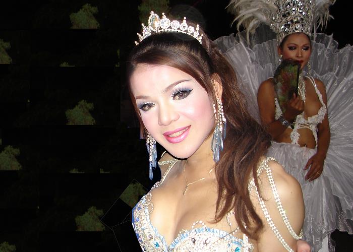 Bühnenshow Tiffany’s Pattaya mit Licht- und Kostümeffekten