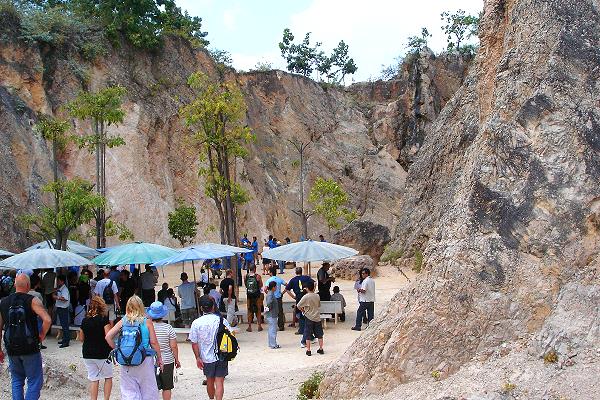 Besucher im Tiger Canyon des Tiger Tempels Kanchanaburi