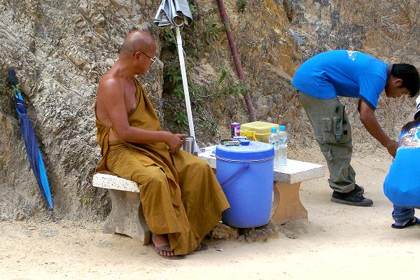 Abt Phra Acharn im Tiger Tempel bei Kanchanaburi