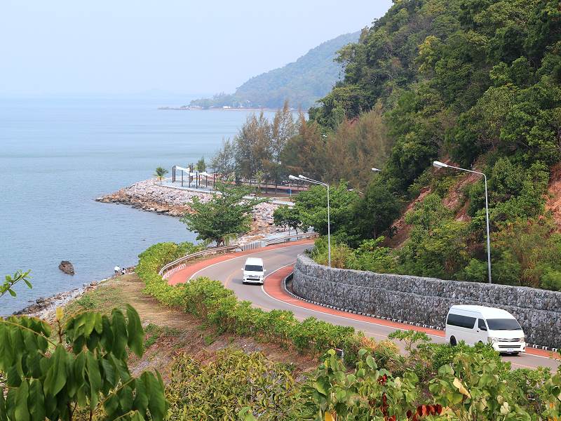 Kurvenreiche Küstenstraße am Noen Nang Phaya Viewpoint