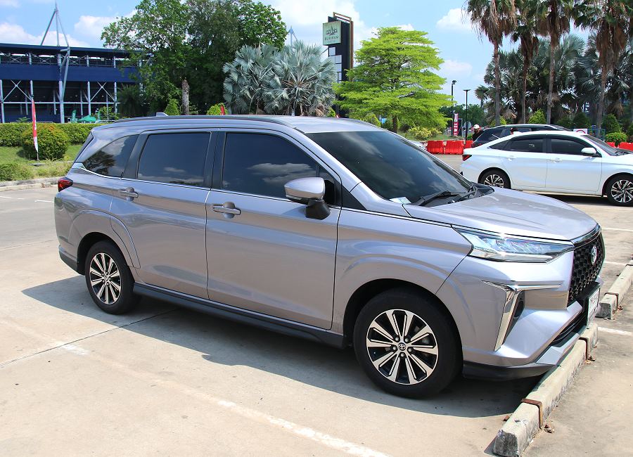 Toyota Veloz Seitenansicht Thailand Mietwagen