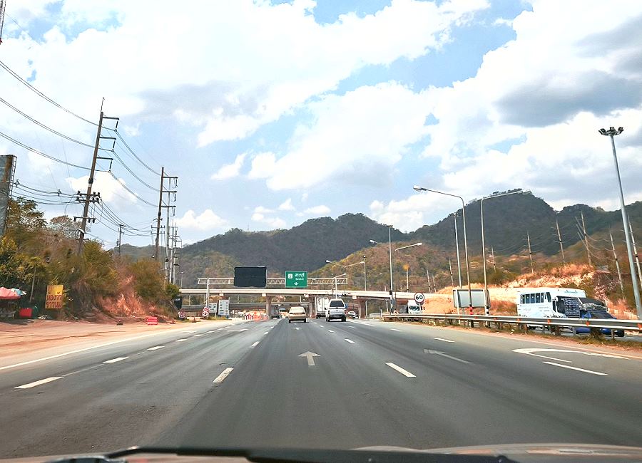 Toyota Veloz auf Autobahn in Thailand Mietwagen Rundreise