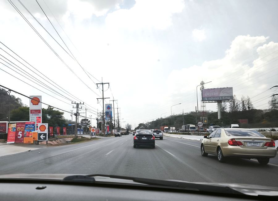 Stadtverkehr in Thailand mit Toyota Veloz