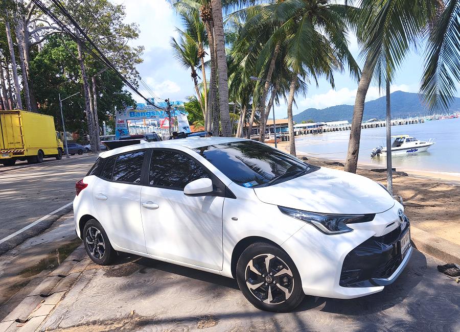 Toyota Yaris Mietwagen in Thailand Seitenansicht