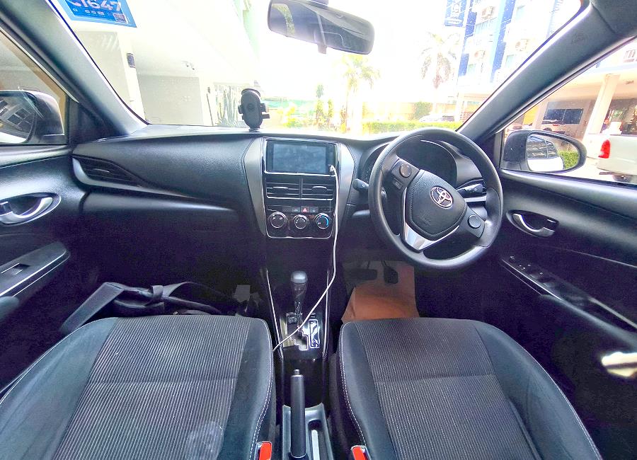 Cockpit des Toyota Yaris Mietwagen in Thailand