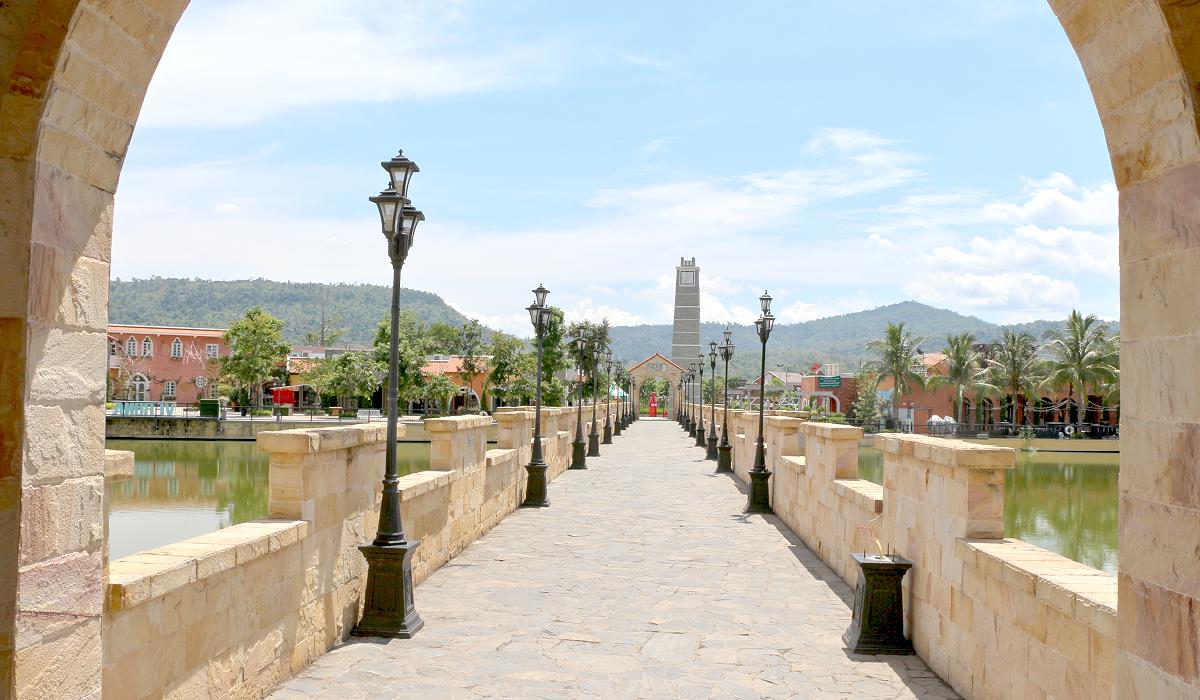 Fußweg zwischen Wasserbecken im Verona at Tub Lan