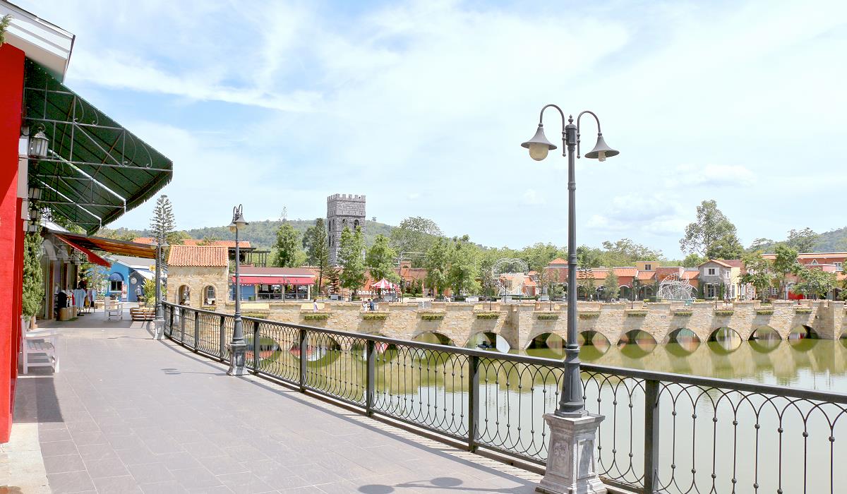 Uferpromenade im italienischen Themenbereich von Verona at Tub Lan