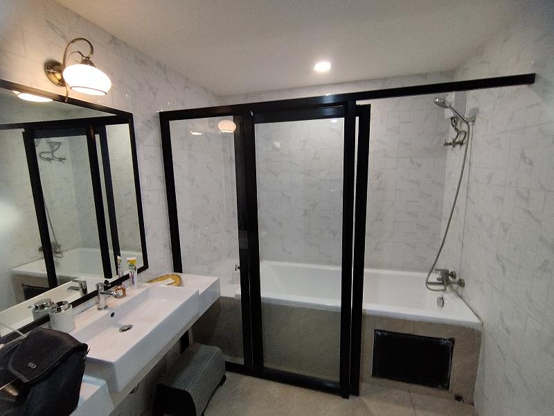 Badezimmer mit Badewanne und Dusche im USABAI Riverside Boutique Hotel