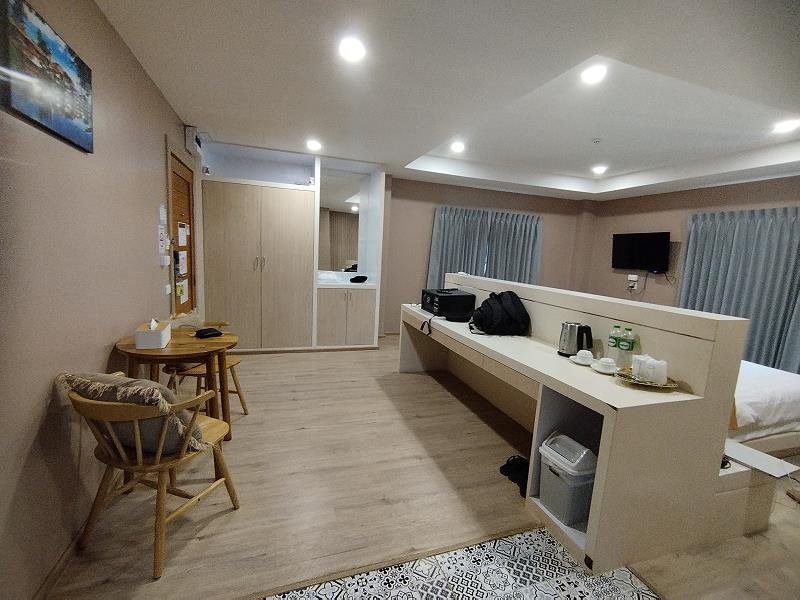 Sitzbereich und Ausstattung des Hotelzimmers im USABAI Riverside Boutique Hotel