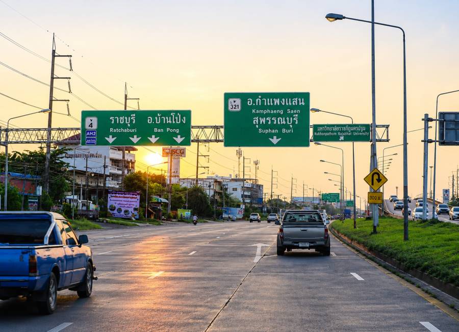 Verkehr auf der Strecke zwischen Bangkok und Kanchanaburi
