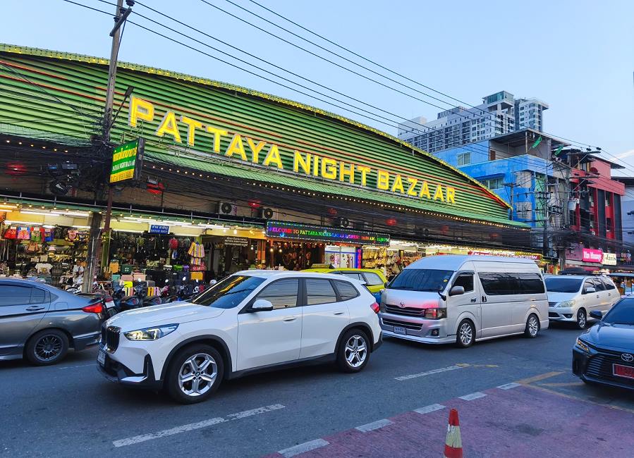 Straßenverkehr in Pattaya Thailand – Linksverkehr und Verkehrssituation