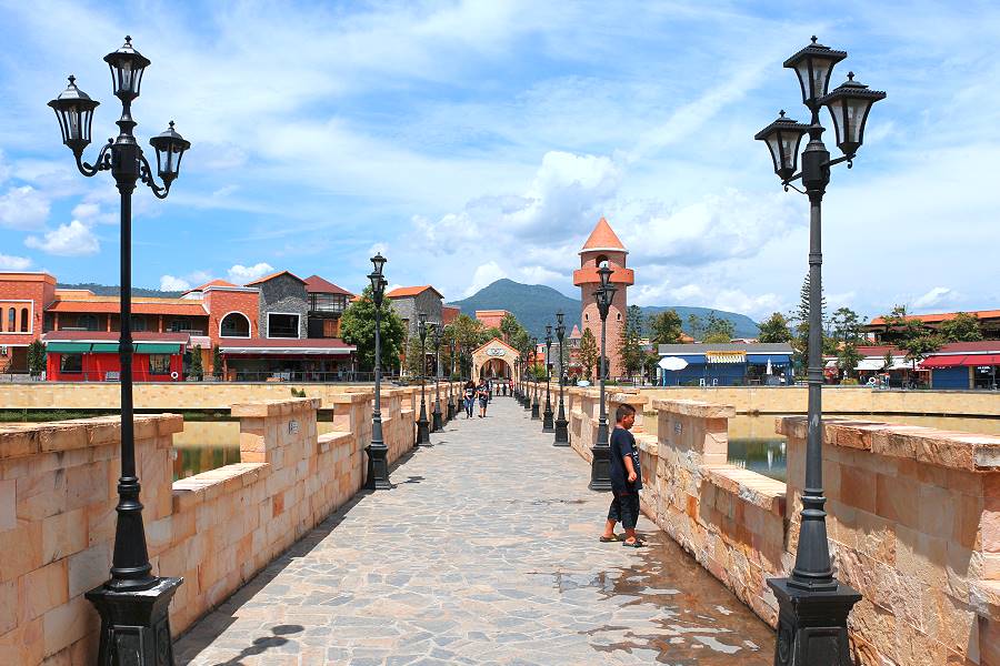 Italienisch gestaltete Gebäude im Verona at Tub Lan in Prachinburi