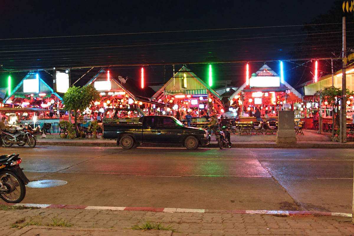 VIP Barcenter an der Naklua Road in Pattaya bei Nacht