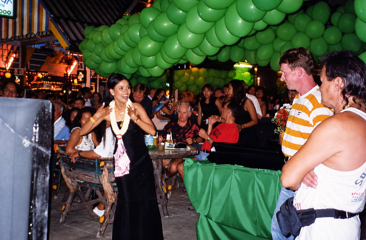 Geburtstagsfeier in einer Bierbar des VIP Barcenters Pattaya im Jahr 1998