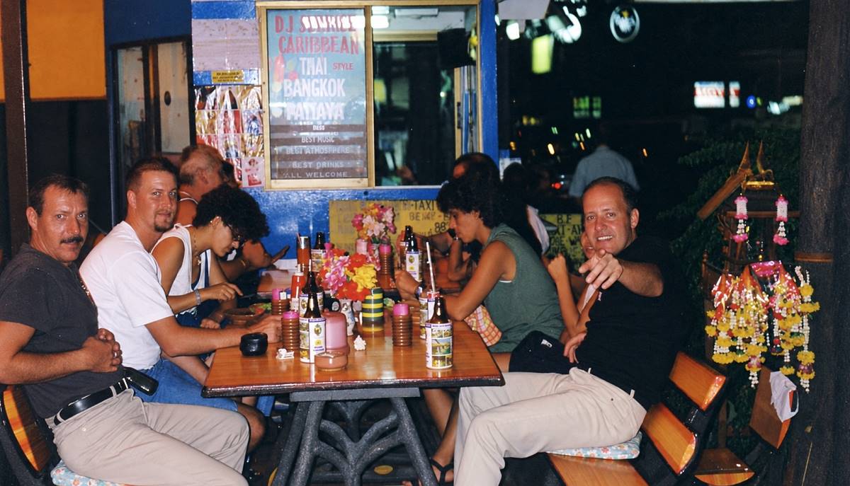 Gäste an der Best Friend Bar im VIP Barcenter Pattaya im Jahr 1998