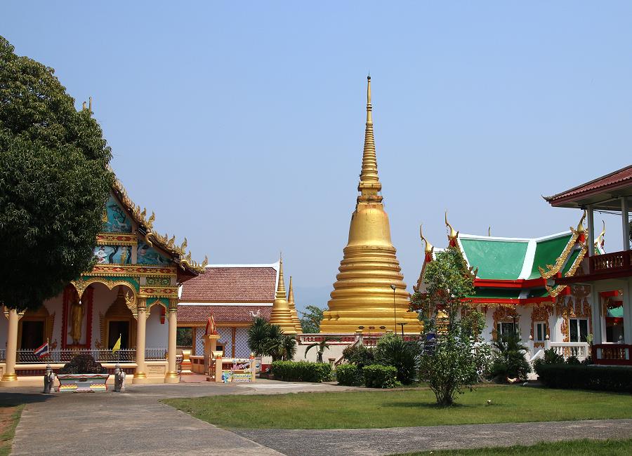Goldener Chedi und Tempelgebäude des Wat Bot Mueang in Chanthaburi