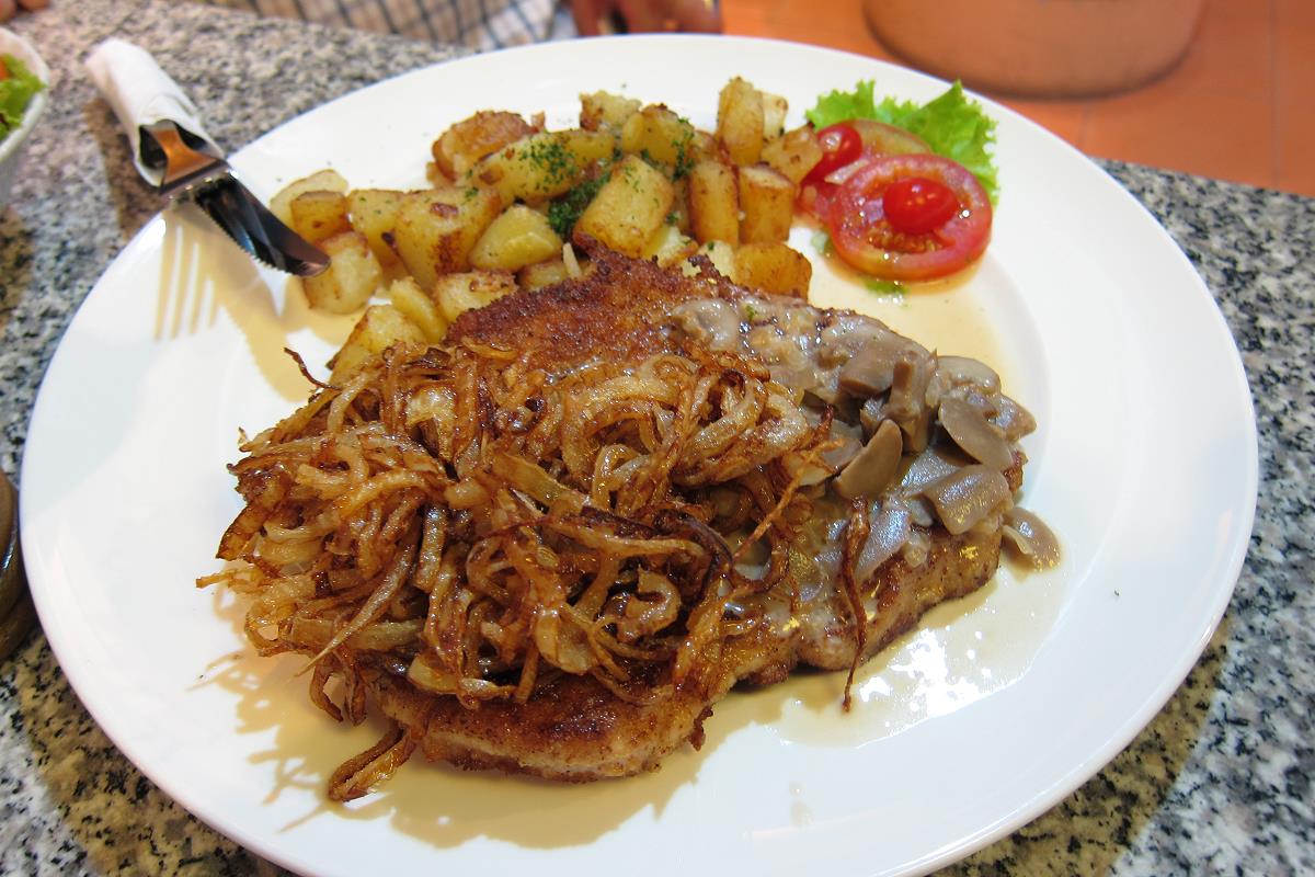 Streetfood und Essen auf einem Markt in Pattaya