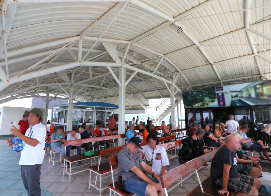 Passagiere auf dem offenen Oberdeck der Fähre nach Koh Chang