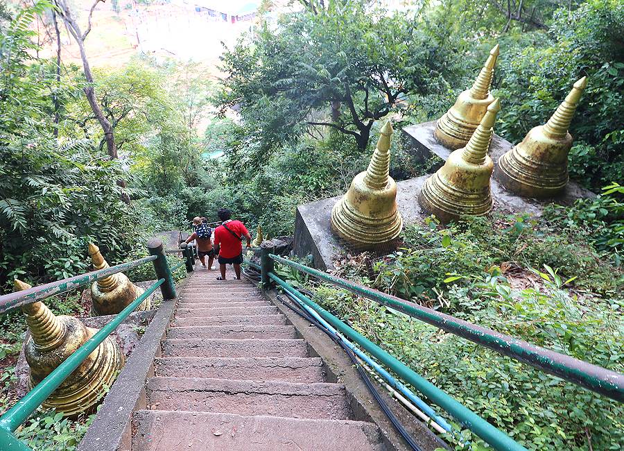 Steile Treppen beim Aufstieg zum Tiger Cave Tempel in Krabi