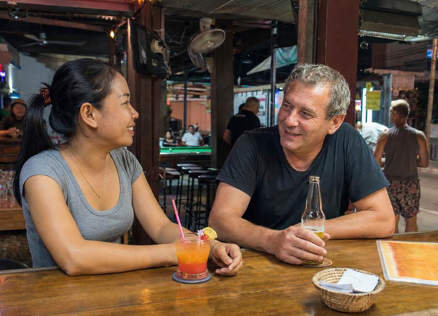 Barangestellte mit Ladydrink neben einem Urlauber in einer Bierbar auf Phuket