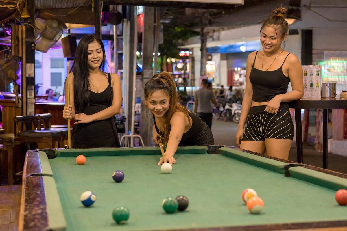 Bargirls spielen Billard in einer Bierbar in Patong auf Phuket