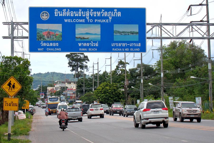 Straße unter einem Welcome-to-Phuket-Schild als Titelbild des Anreise-Guides