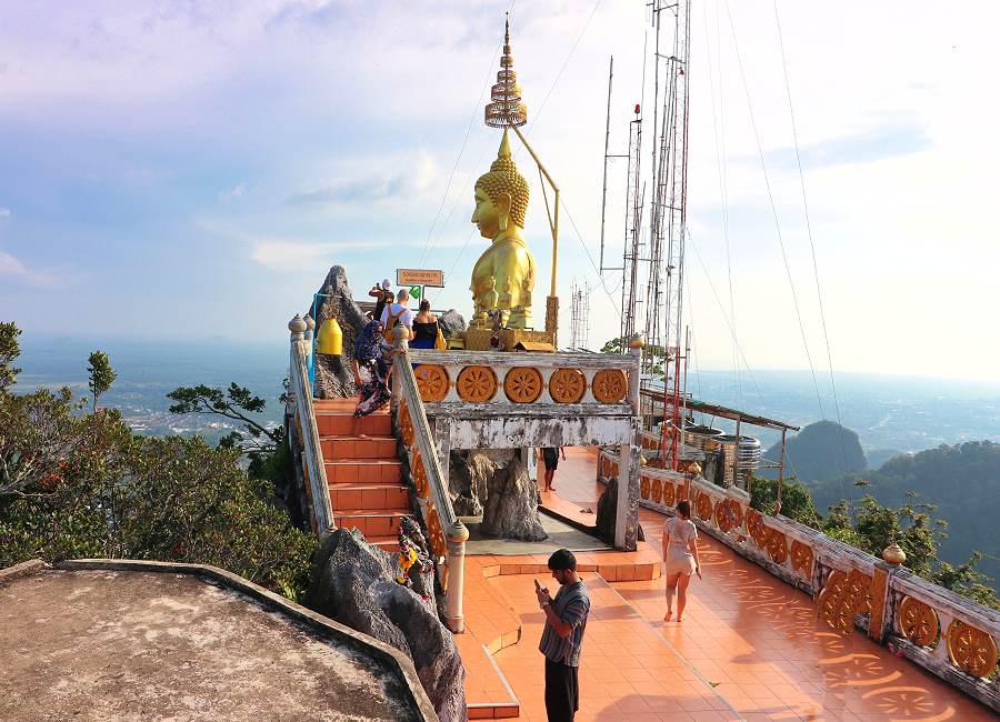 Goldene Buddha-Statue auf dem Tiger Cave Tempel in Krabi