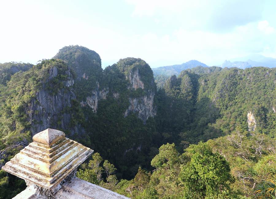 Kalksteinberge bei Krabi vom Tiger Cave Tempel