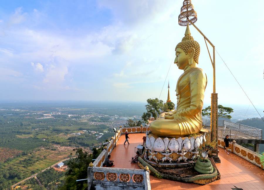 Aussicht vom Buddha am Tiger Cave Tempel in Krabi