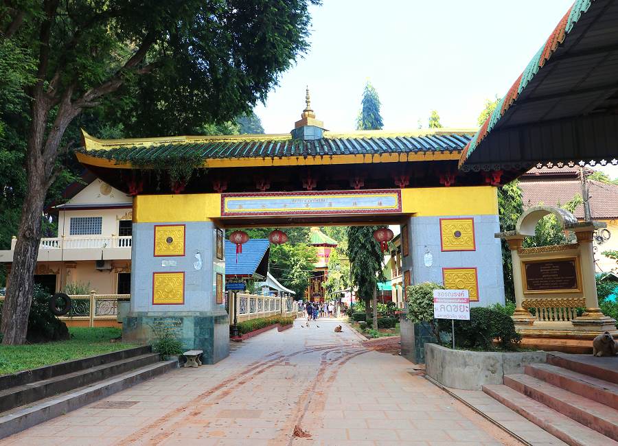 Eingangstor zum Tiger Cave Tempel Krabi