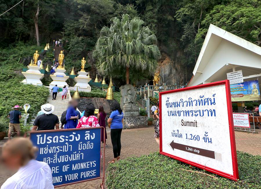 Beginn des Aufstiegs zum Wat Tham Sua Tempel in Krabi